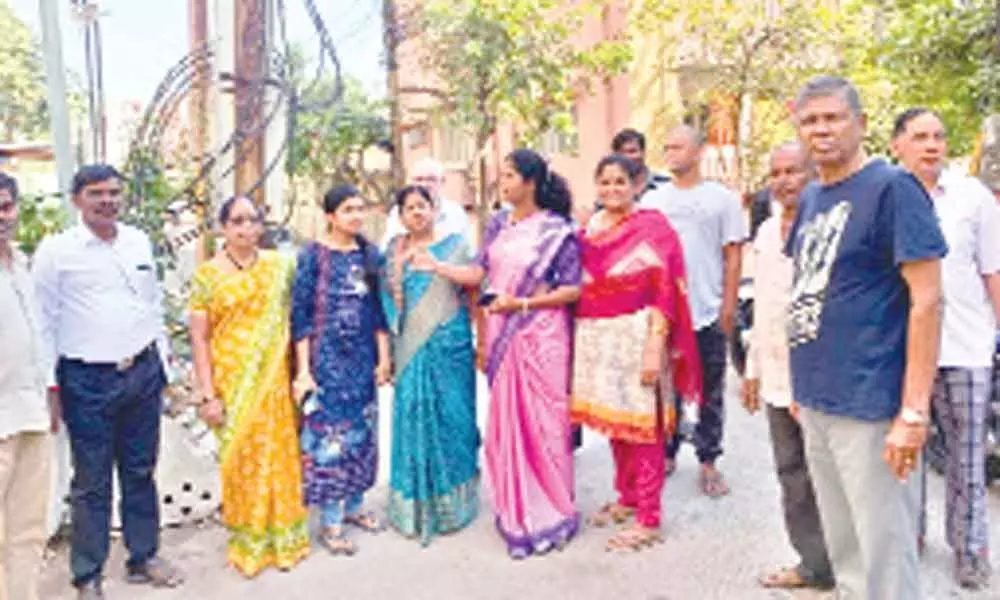 Tarnaka: Corporator Alakunta Saraswathi asks for removal of pole