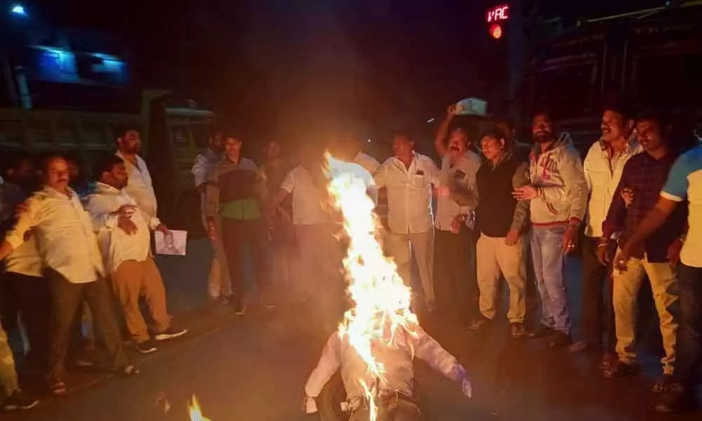 Chandrababu Naidus effigy burnt in Visakhapatnam