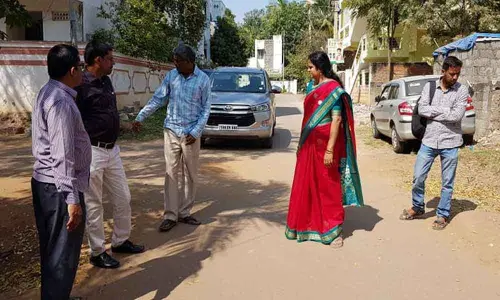 Corporator Lakshmi Prasanna inspects drainage