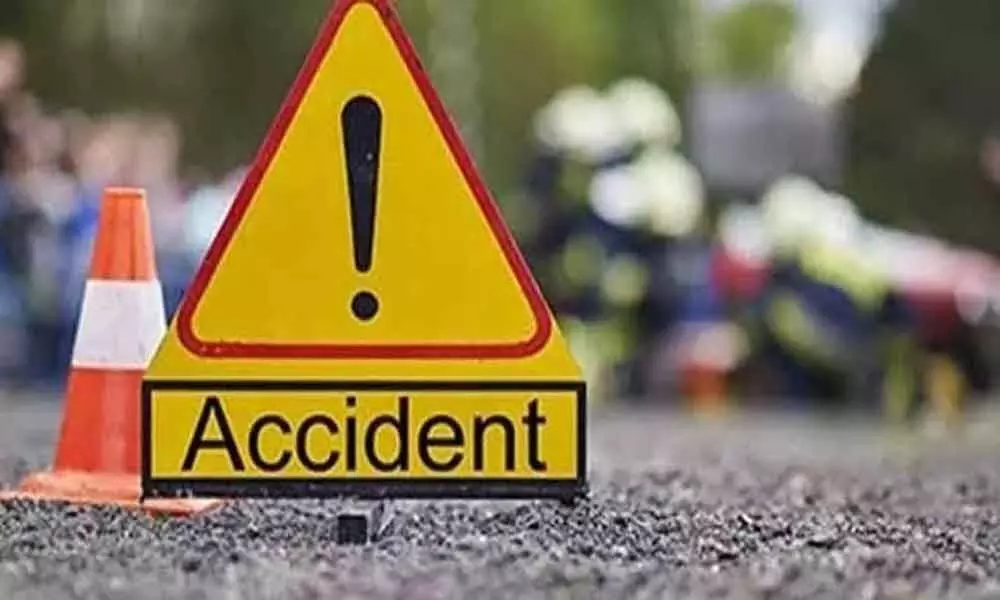 6 injured after private bus rams into tanker in Nalgonda