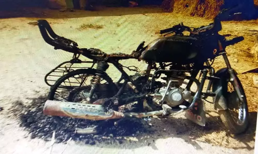 Miryalaguda: Unknown miscreants burn bike of Congress supporter