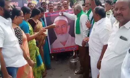 Amaravati: Capital region farmers shower praises on Legislative Council chairman Shariff