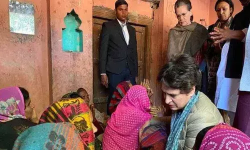 Sonia, Priyanka visit Amethi, meet families of accident victims