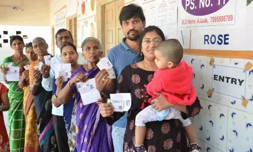 Neck and neck fight between TRS, Congress in erstwhile Nalgonda municipalities