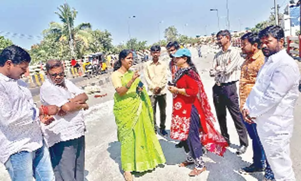 Alakunta Saraswathi takes out padayatra in Hyderabad