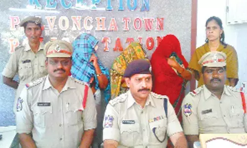 3 women held for stealing gold jewellery worth 3.5 lakh