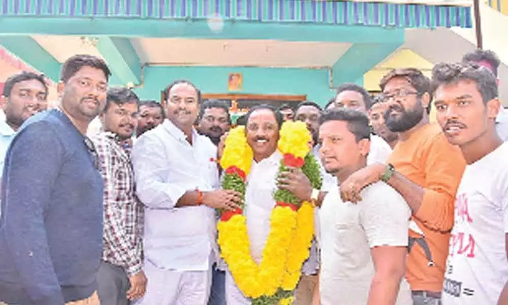 TRS candidate BS Keshav elected as Gadwal civic chief
