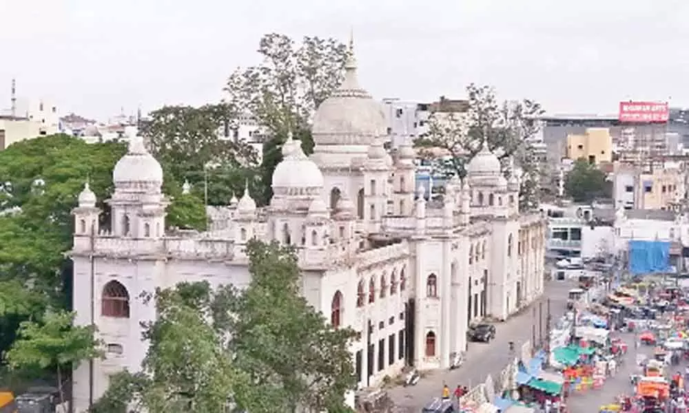Charminar: Telangana Staff contribute for expediting works