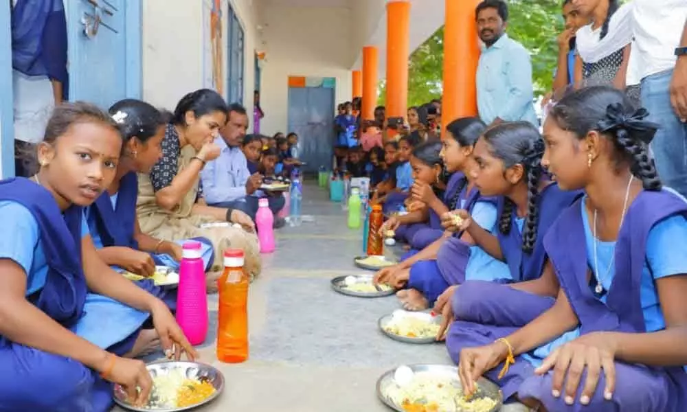 Guntur: MLA Vidadala Rajani inspects quality of midday meal