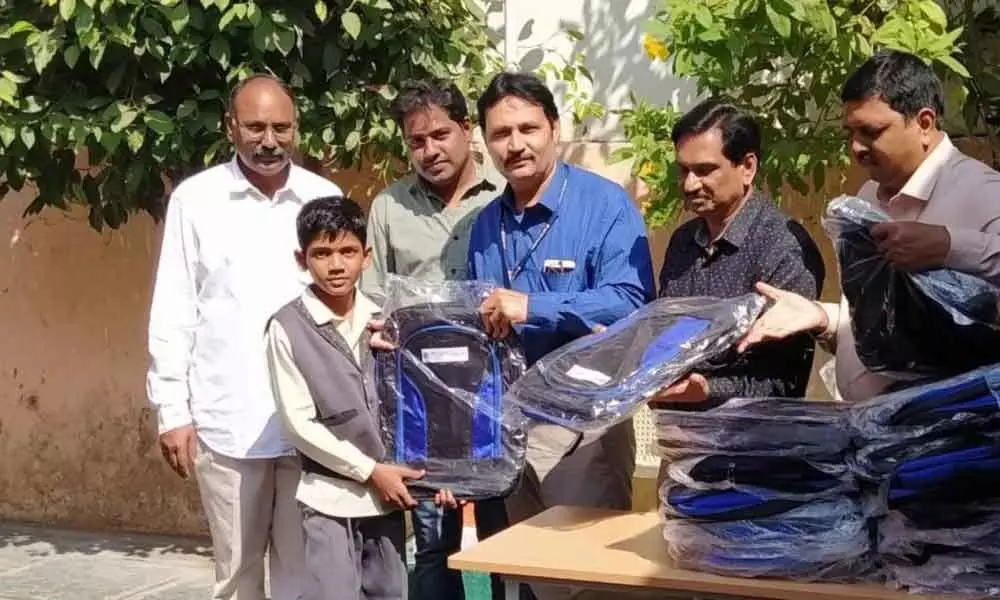 Guntur: School bags distributed to students