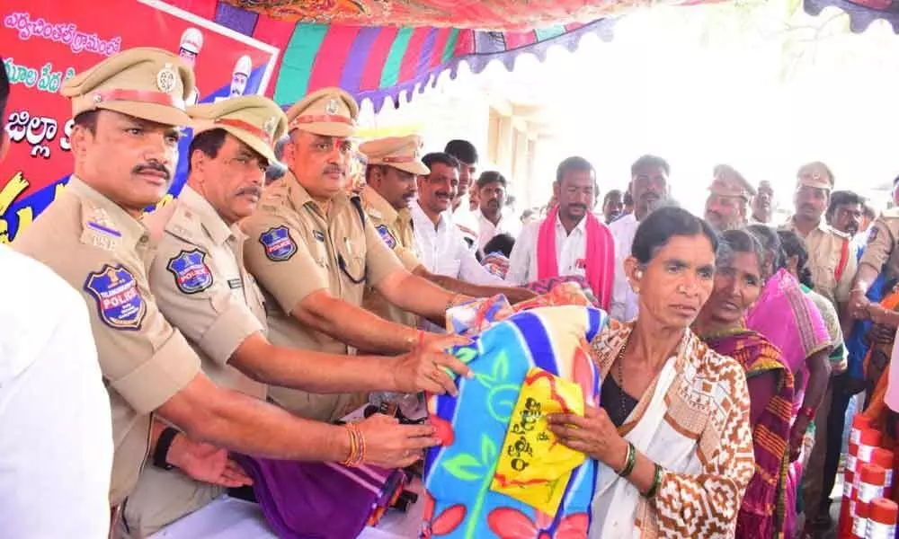 Nirmal: SP C Shashidhar Raju distributes blankets to tribals