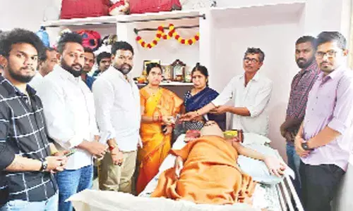 Hyderabad: Corporator Shanthi shows generosity
