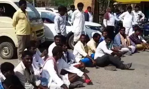 Red gram farmers stage protest