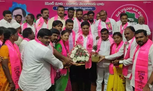 Municipal council members call on KTR in Tandur