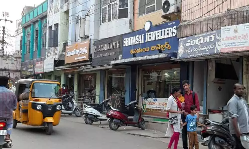Nizamabad: Rising prices of yellow metal push goldsmiths into the quandary