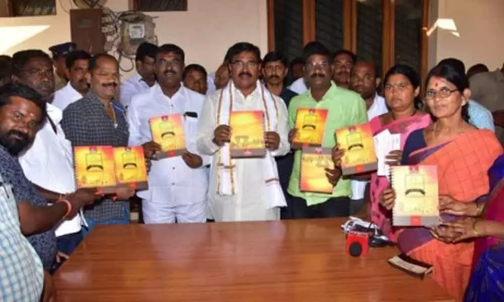 Wanaparthy: Minister Singireddy Niranjan Reddy releases HMTV diary