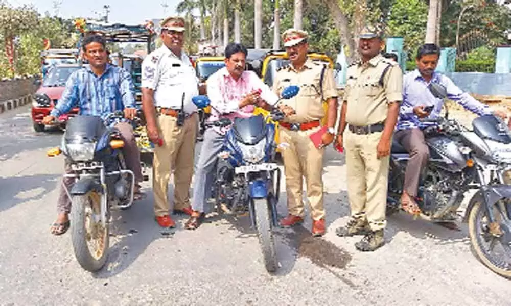 Siddipet: Police sensitise people on traffic safety