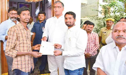 Municipal Chairman Murali Yavad thanks Harish Rao