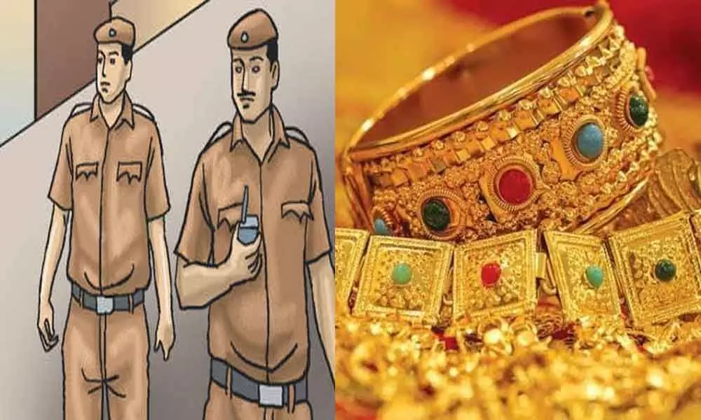 Two posing as cops rob gold shop worker in Hyderabad