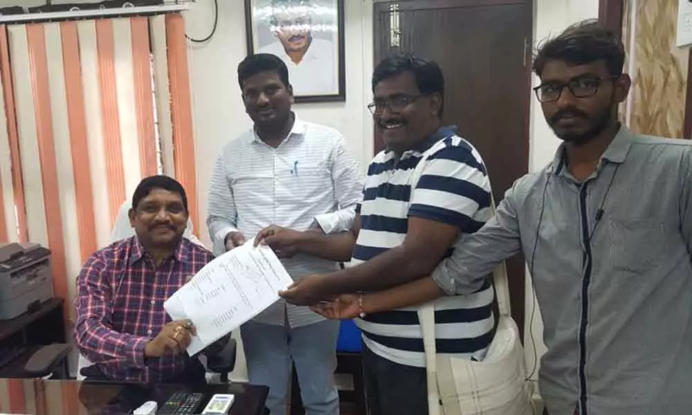 Vijayawada: Kula Vivaksha Porata Samiti opposes land pooling in Vizag