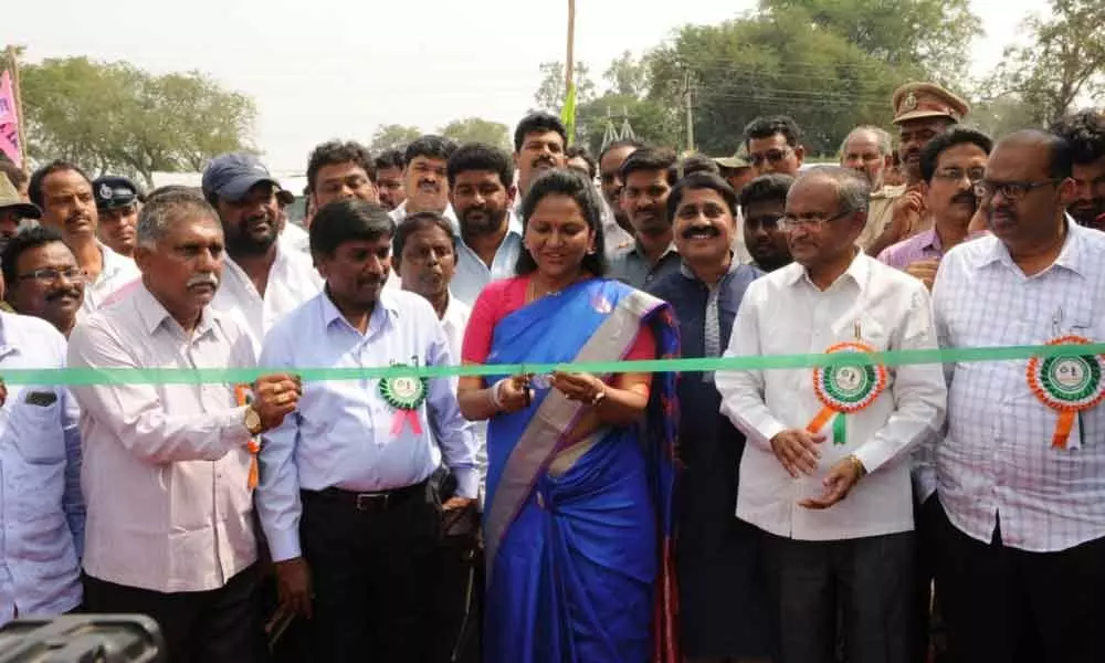 Tadikonda MLA Dr Undavalli Sridevi inaugurates Kisan Mela in Guntur