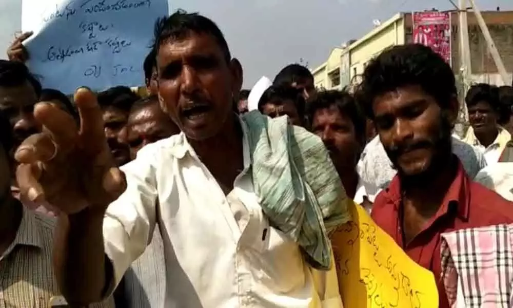 Mahbubnagar: Red gram farmers block NH seeking hike in Minimum Support Price, procurement