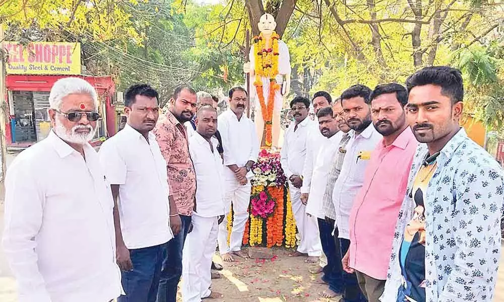 BJP leaders pay floral tributes to Bapu in Serilingampally