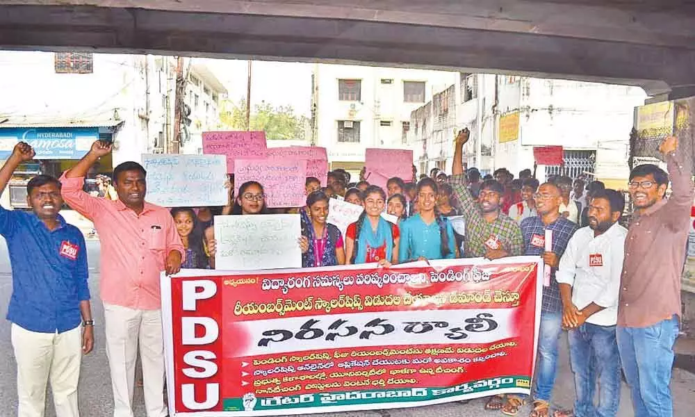 PDSU stages protest over fee reimbursement dues in Narayanguda