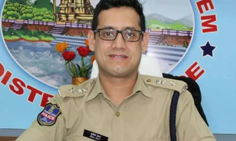 Kothagudem: SP Sunil Dutt releases New Year calendar of Police Officers Association