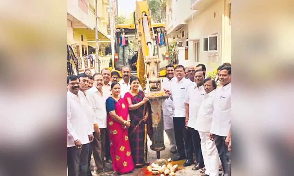 Amberpet MLA Kaleru Venkatesh launches CC road works