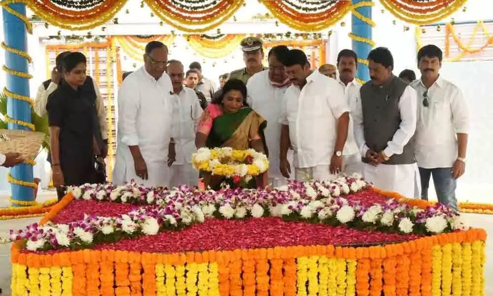 Hyderabad: Governor Tamilisai, CM KCR pay tributes to Mahatma Gandhi at Bapu Ghat