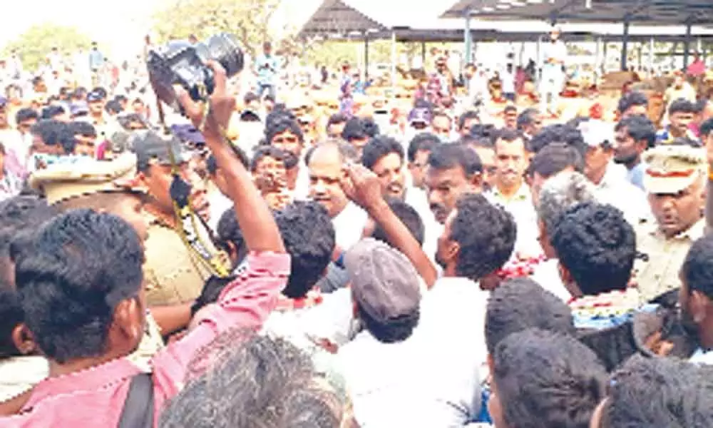 Khammam: Farmers protest over fall in chilli prices