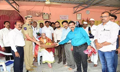 Collector K Shashanka felicitates Padma Shri awardee Sribhashyam