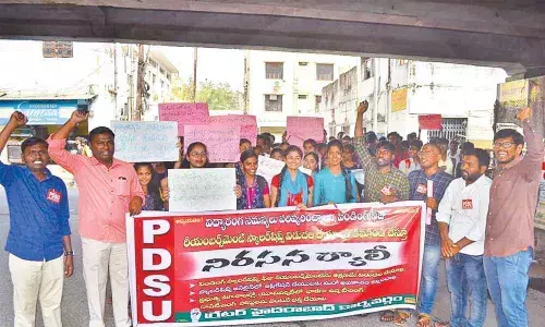 PDSU stages protest over fee reimbursement dues in Narayanguda