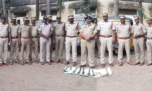 Cops conduct cordon & search in Ongole, Komarole