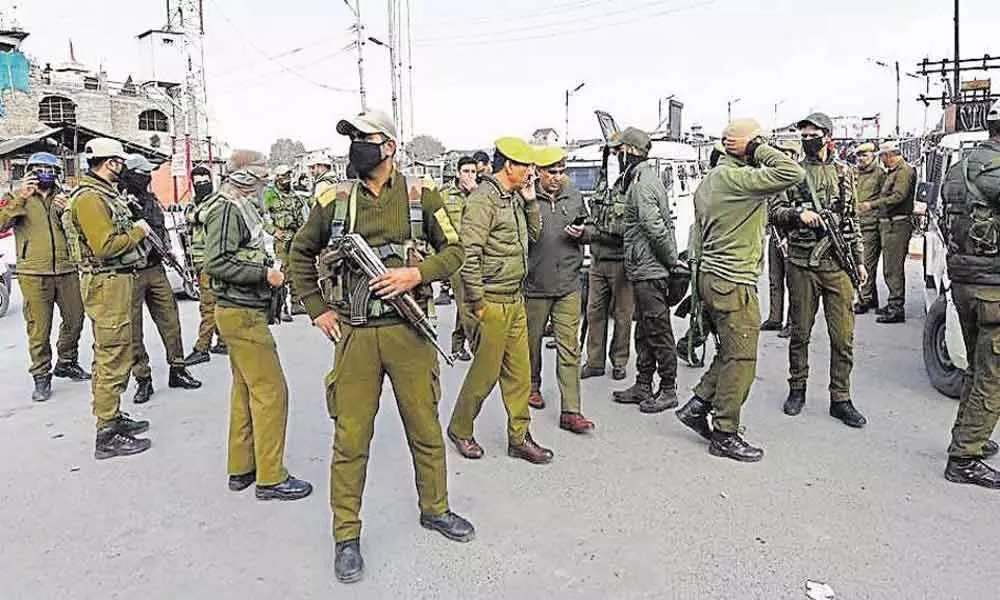 2 CRPF troopers among 4 injured in Srinagar grenade attack