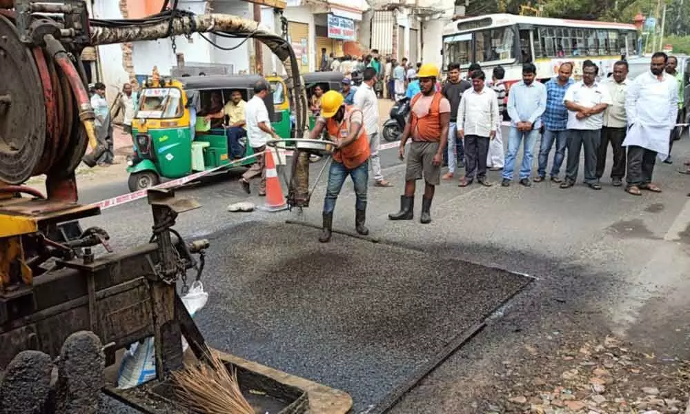 Vijayawada: Civic chief inspects road repair works