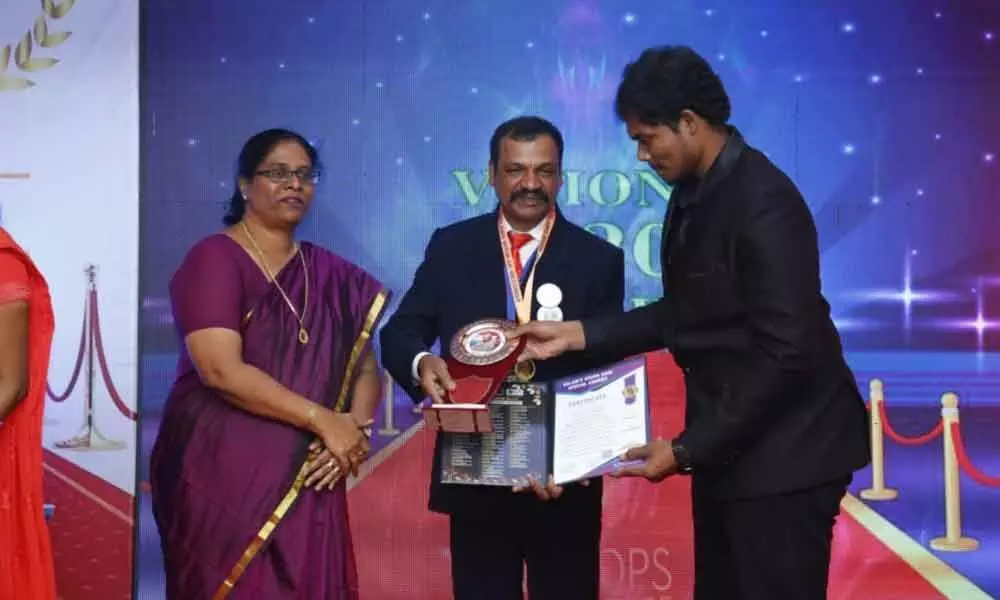 Jagtial resident wins Kalams Book of Record Award