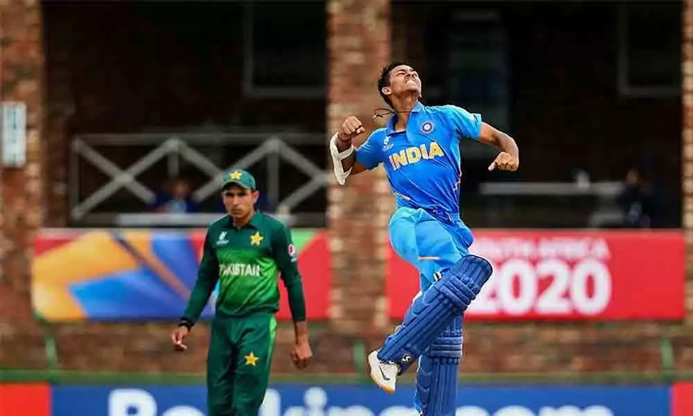 India canter to final with 10-wicket win over Pakistan
