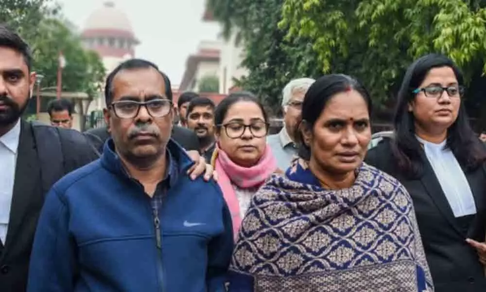 Nirbhayas parents urge HC to hasten plea against death warrant stay