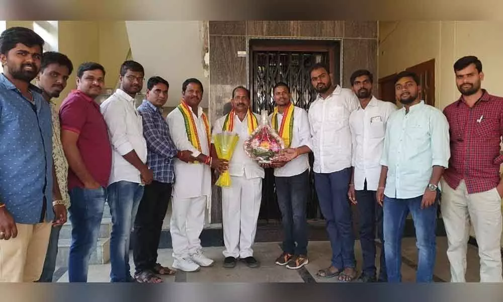 Corporator Kodey Pochayya visits Sai Nagar Colony in Peerzadiguda