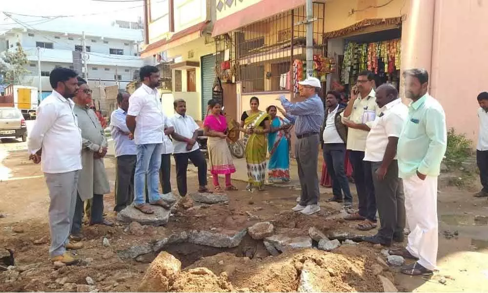 Hyderabad: Corporator  Golluri Anjayya assures to solve water issue in Kapra