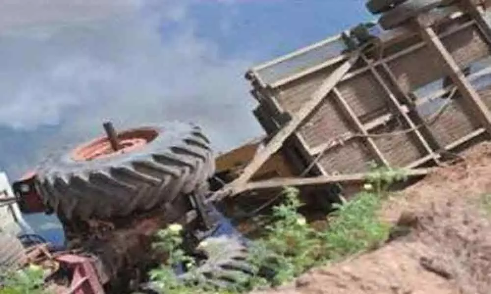 Suryapet :One labourer killed, 15 others injured as tractor overturns