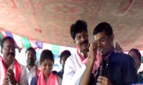 Farmers felicitate Tahasildar in Mahabubabad for solving the 70-year dispute over Agricultural lands