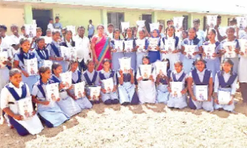 Mahbubnagar: SSC students of ZPHS Polepally given free study material
