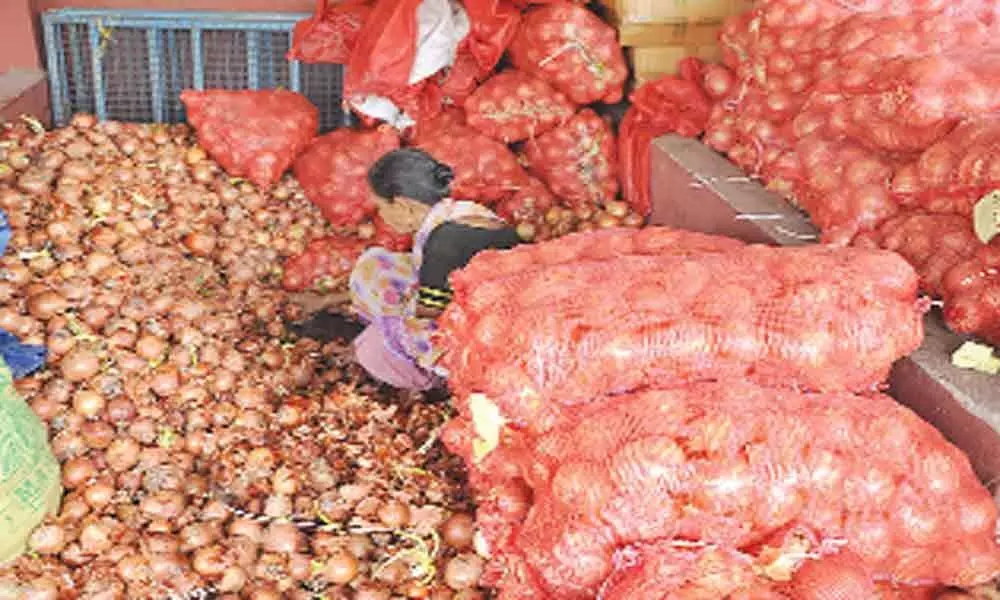 Onion price starts coming down in retail market