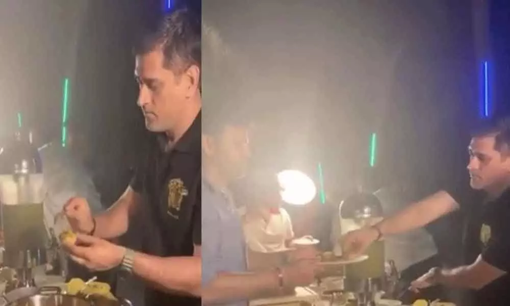 MS Dhoni Serves Panipuri to his fellow cricketers Piyusha Chawla and RP Singh in Maldives