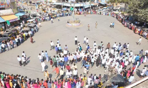 Kurnool: YSRCP MLAs, leaders form human chains hailing CMs move