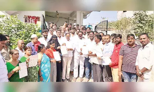Hyderabad: MLA Bethi Subash Reddy corporator Pannala Devender Reddy hand over CMRF cheques