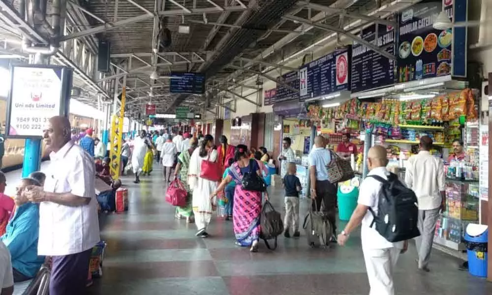 Hawkers exploit pilgrims at Tirupati railway station